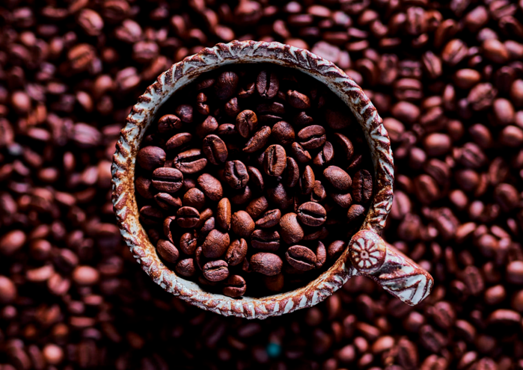 Café como producto agrícola: origen, valor y materia prima.